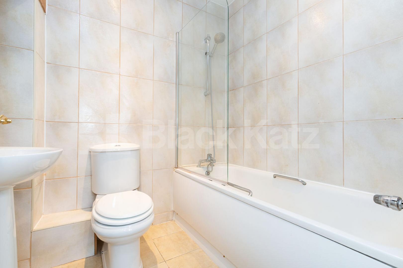 2 bedroom property with a 20ft roof terrace in central Crouch End Park Road, Crouch End